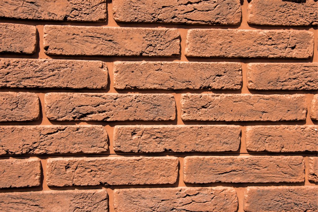 betonový plot tehla hnedá detail